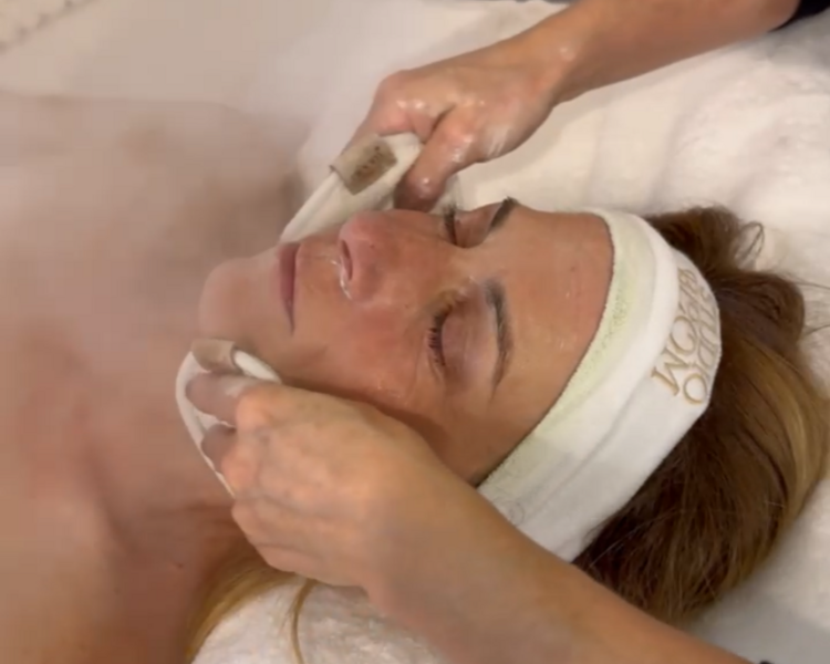 Higiene Facial Profunda con CrioRadio-Frecuencia 