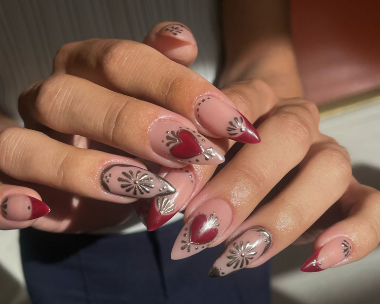 Uñas acrílicas con diseño elaborado