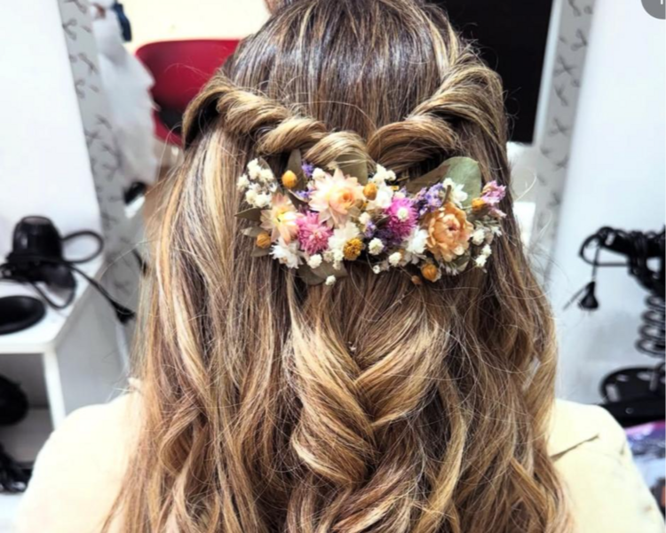 PEINADOS.   ¡ El precio varia según la cantidad y  largo del cabello! 