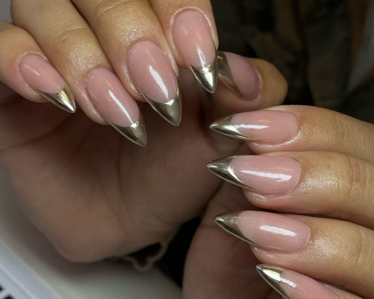 Uñas Esculturales o Poligel con diseño sencillo