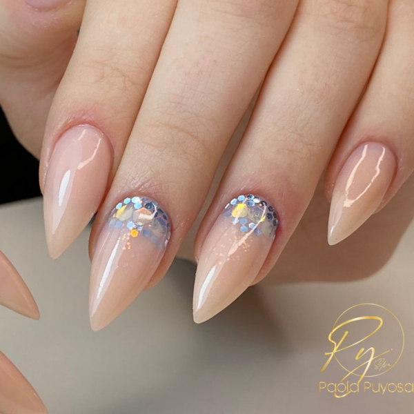 Encapsulado en kapping gel en dos uñas.