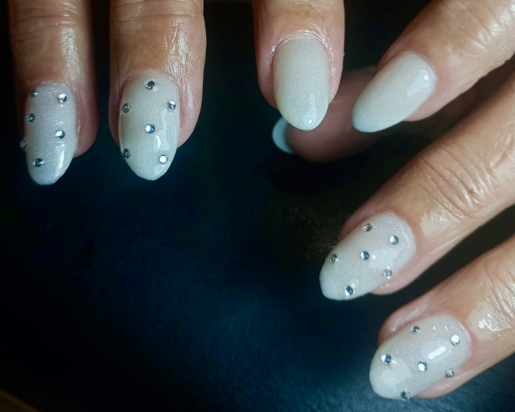 Decoración en uñas (glitter, strass, perlas, caviar, encapsulados, apliques)