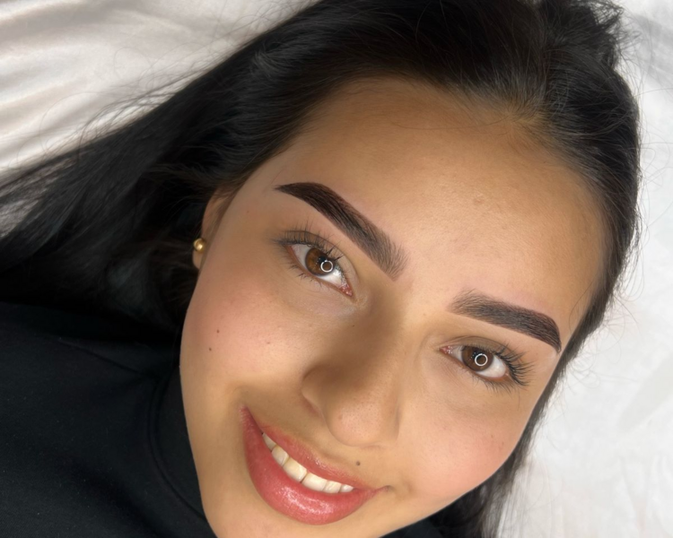 Diseño de cejas en henna 