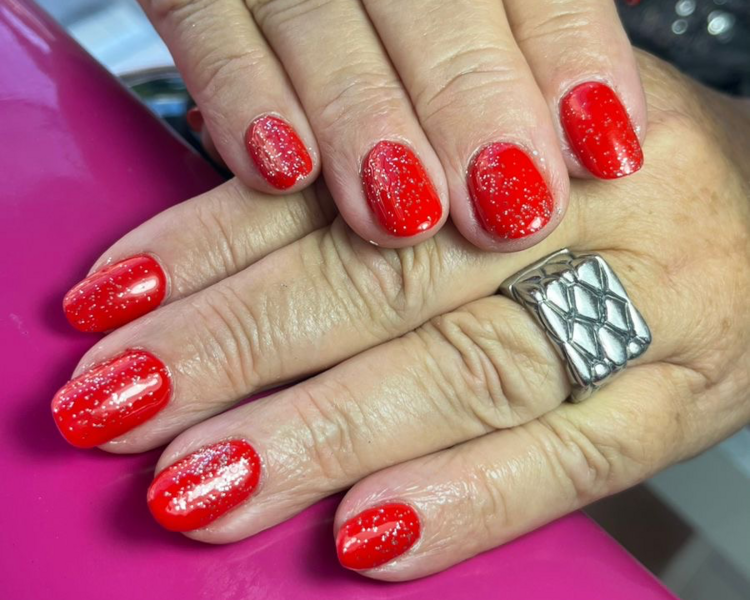 🌸 Manicuría Semipermanente – Color, brillo y duración perfecta