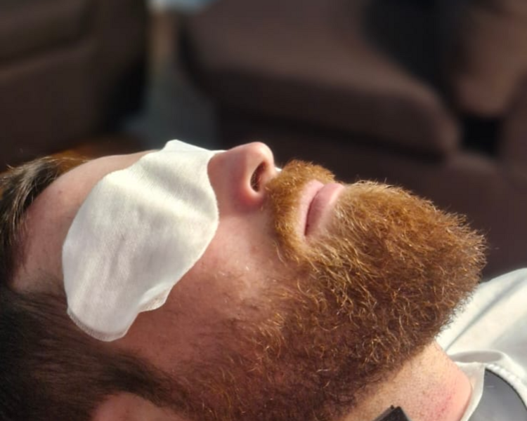 Afeitado con toallas calientes