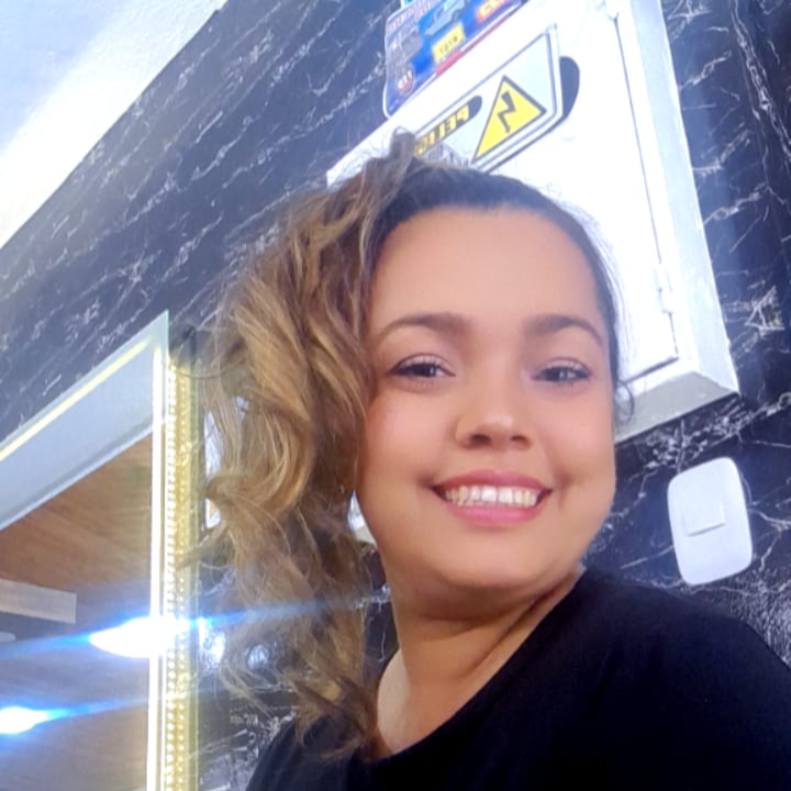 LUZ ADMINISTRADORA / MANICURISTA