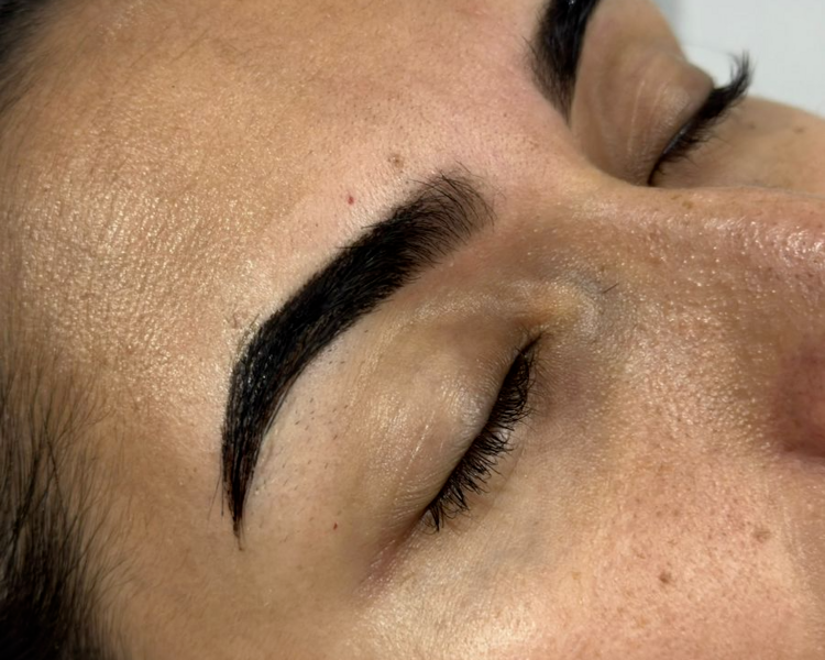 diseño de cejas con henna