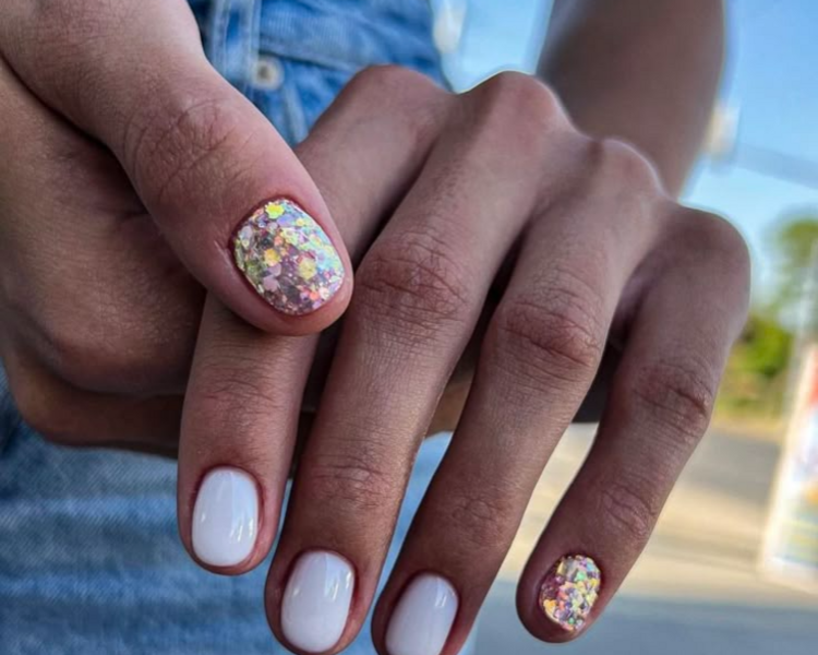 Gel semipermanente con 1 uña decorada por mano