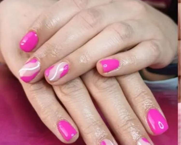 Gel semipermanente con 2 uña decorada por mano