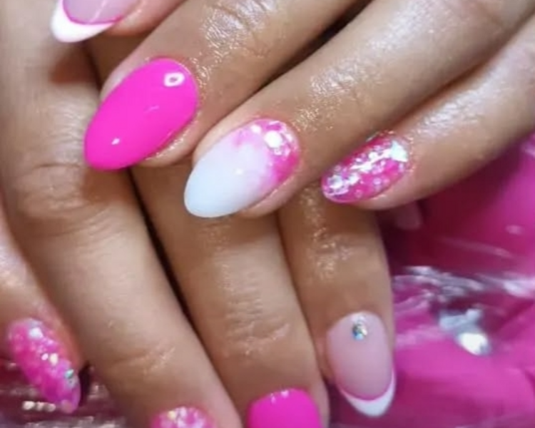 Gel semipermanente con 3 uña decorada por mano