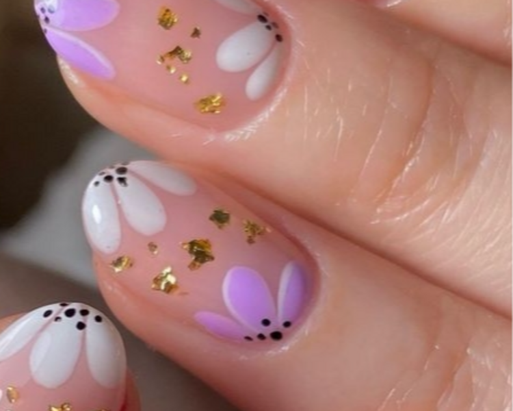 Gel semipermanente en pies con decoración con mano alzada 