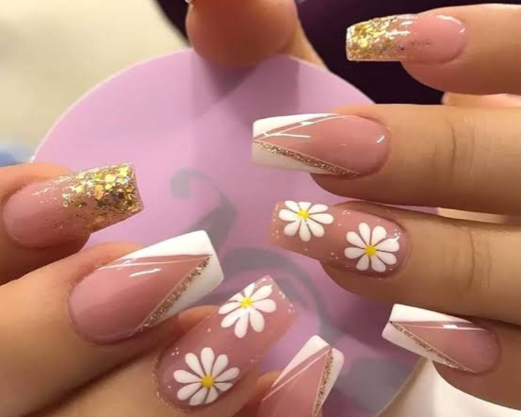 Gel semipermanente con decoración sencilla en todas las uñas