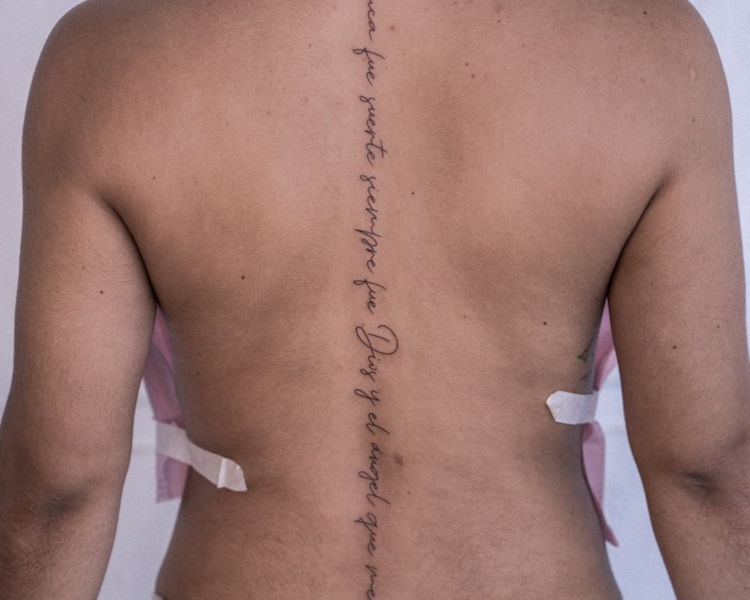 Tatuaje frase larga en espalda- La Mona Tattoo