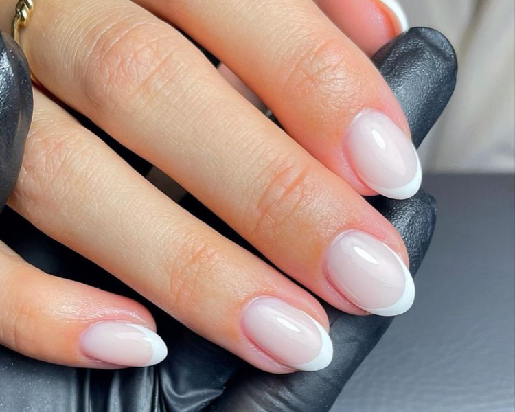 Manicure permanente  francesa