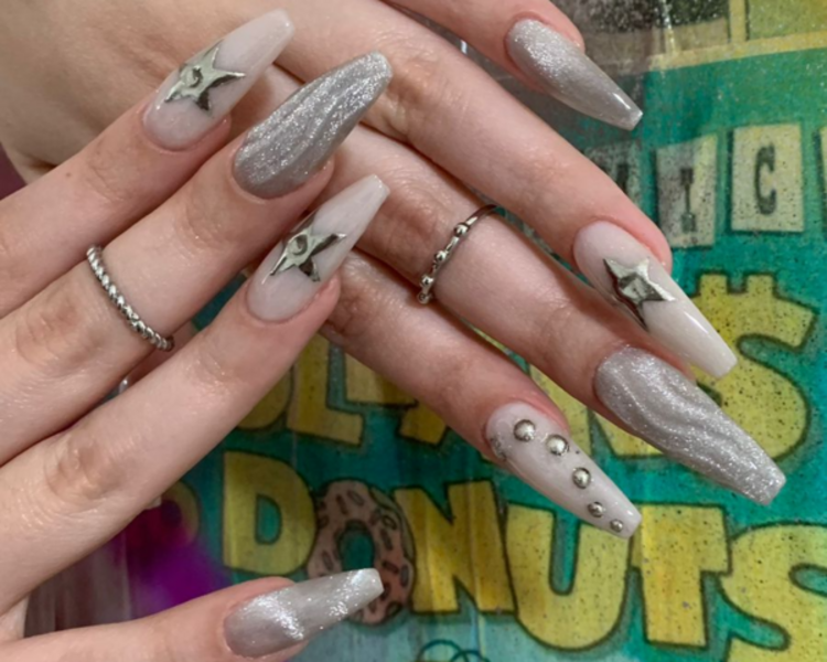 Esculpidas + esmaltado semi + full nail art complejo 