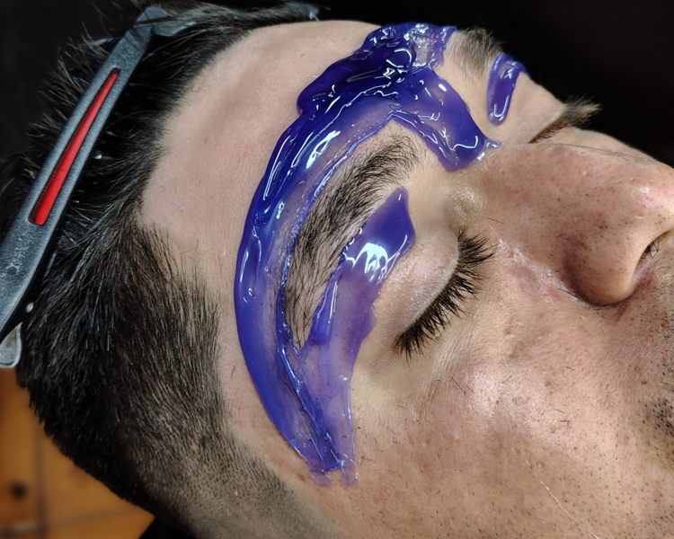 CORTE DEGRADES U OTROS ESTILOS + CEJAS: INCLUYE DEPILACION FACIAL  EN (POMULOS - NARIZ Y OREJAS).