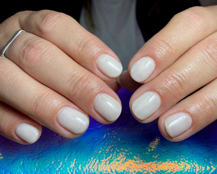 Capping nivelador en uñas cortas 