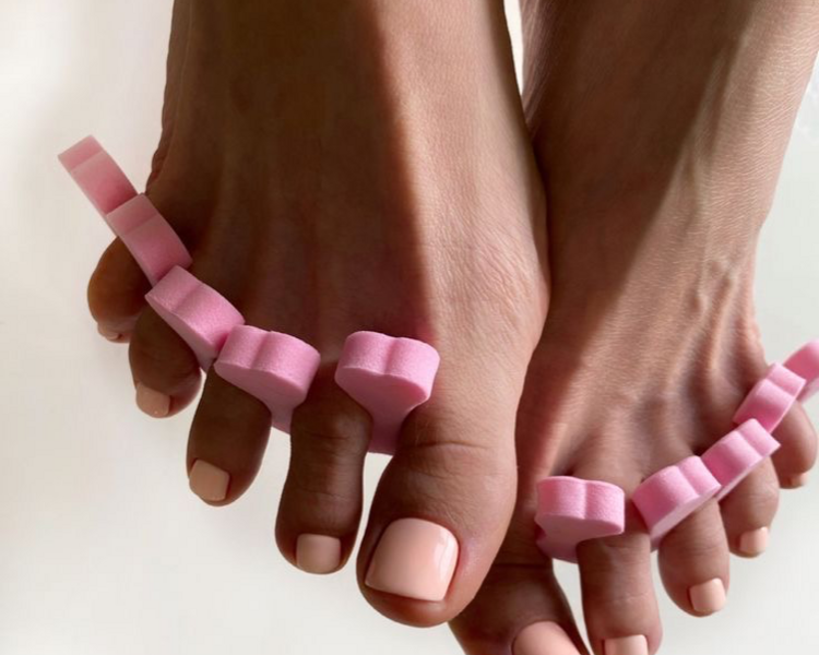 Belleza de pies con esmalte tradicional color 