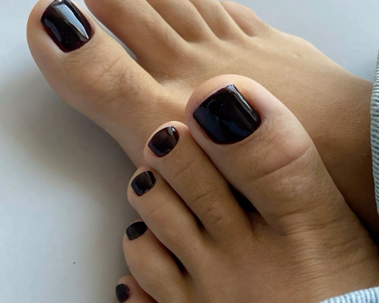 Belleza de pies con esmaltado semipermanente 