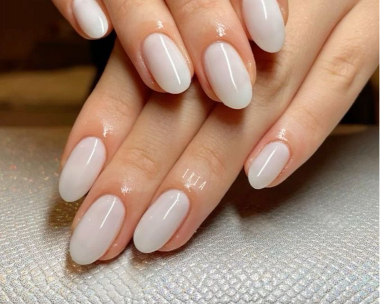 Belleza de manos con esmaltado tradicional color