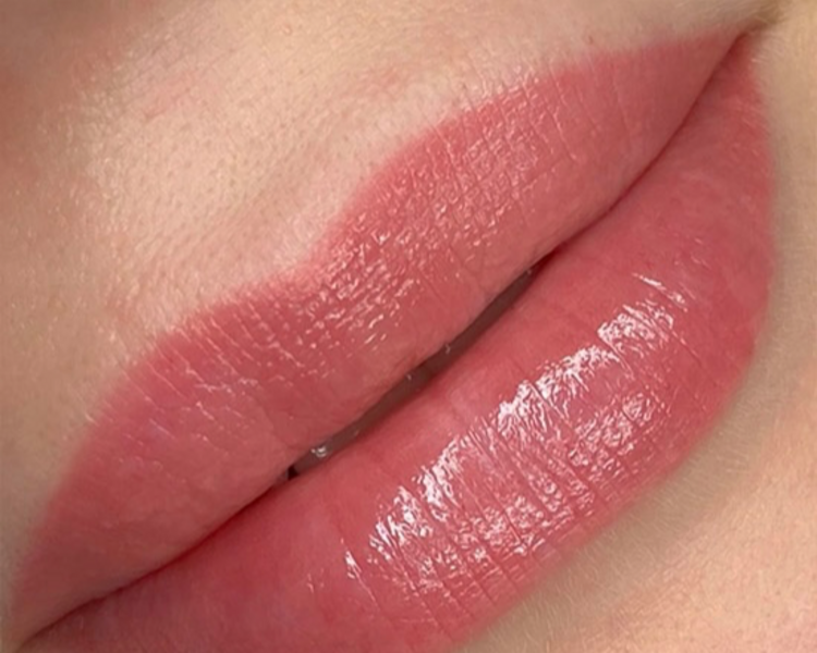 Full lips /natural lips 