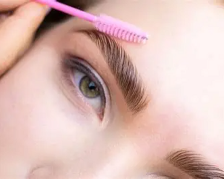 Perfilado de cejas (pinza y cera)