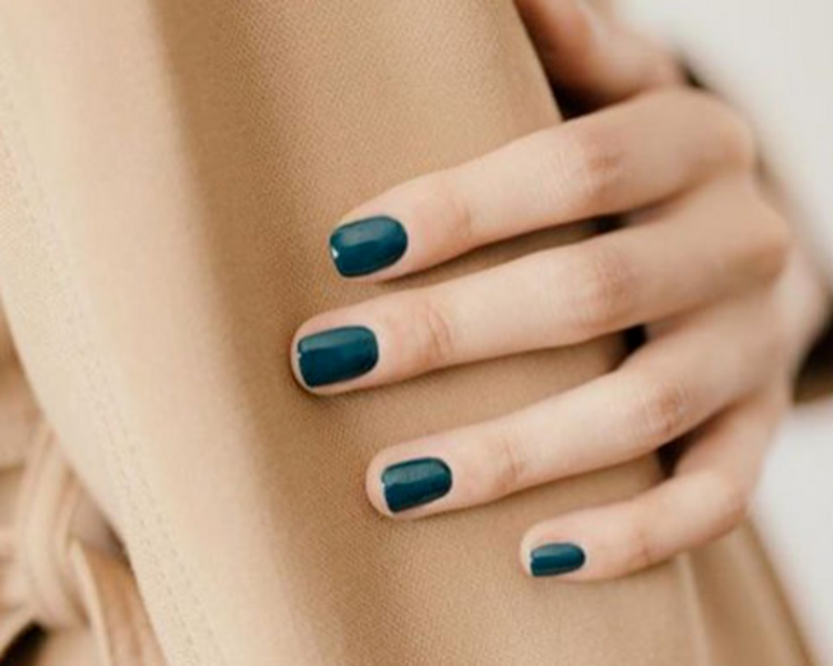 Belleza de manos con esmaltado tradicional