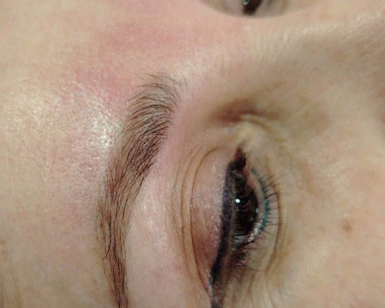 Diseño de cejas con Henna y perfilado