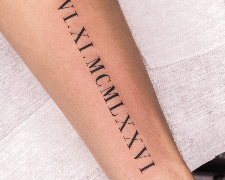 Tatuaje de Números romanos - La Mona Tattoo