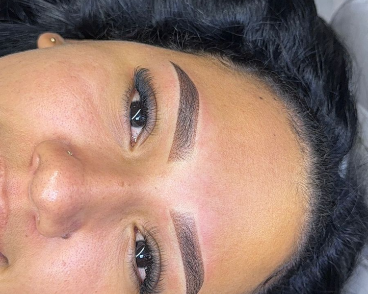 Micropigmentación de cejas con procedimiento anterior