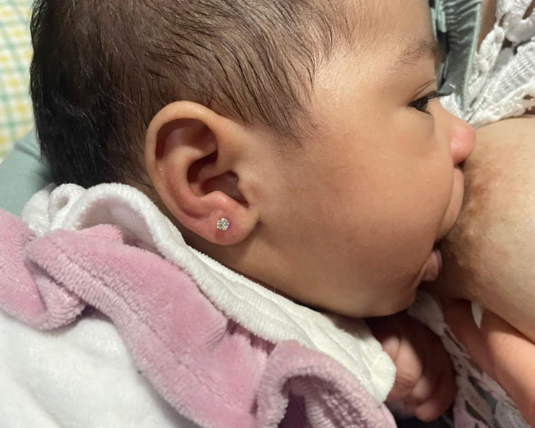 PERFORACION DE OREJAS BEBE