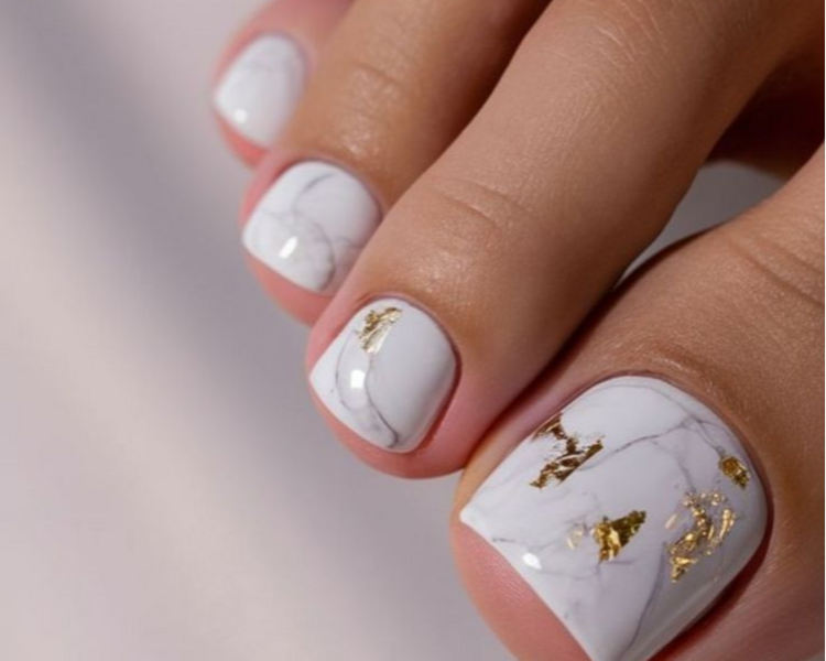 pedicura Semipermanente con Alargamiento Parcial en Acrílico