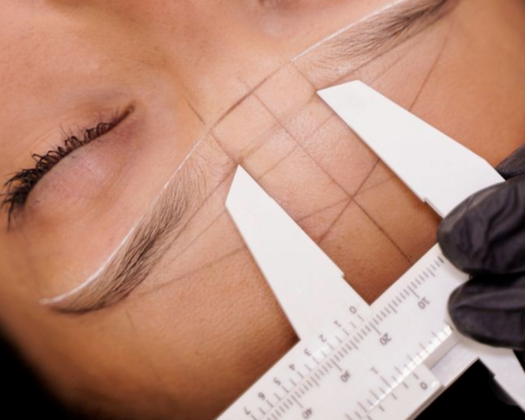 Perfilado de cejas con hilo