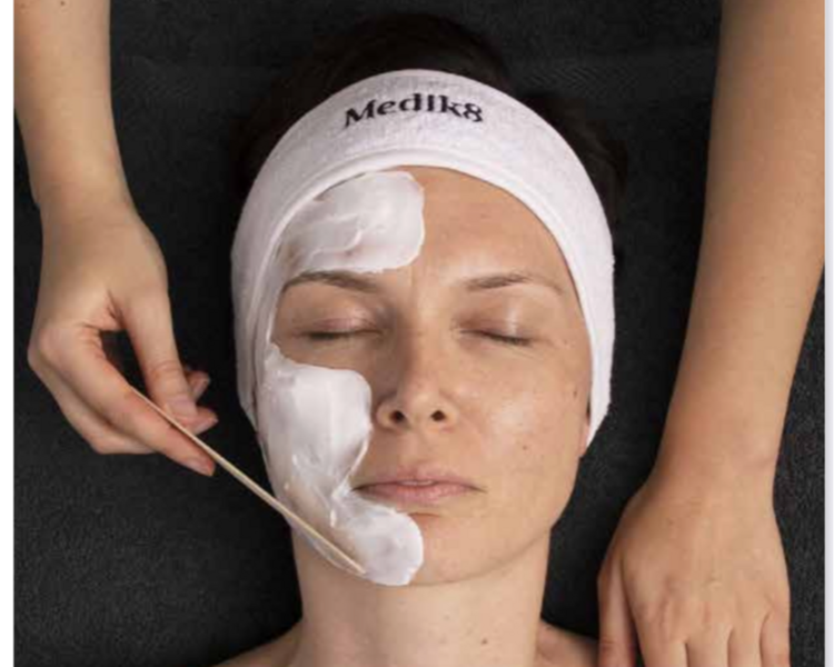 Medik8 Deep Hydratation facial solo Cara
