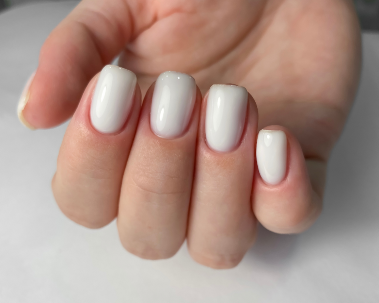 Esmaltado Semipermanente con 2 deco incluidas. 