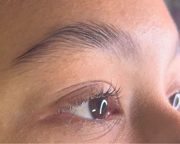 Mirada perfecta:  Depilación, laminación y diseño de cejas con hilo + lifting de pestañas