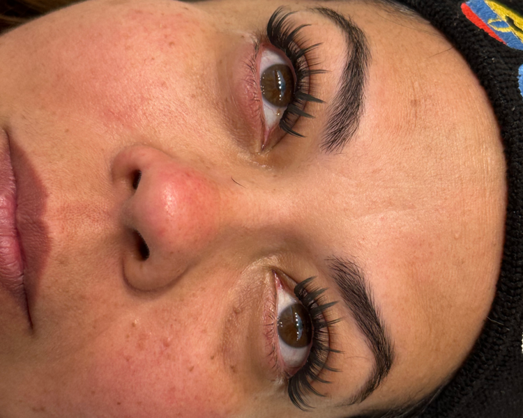 Extensión de pestañas efecto pluma