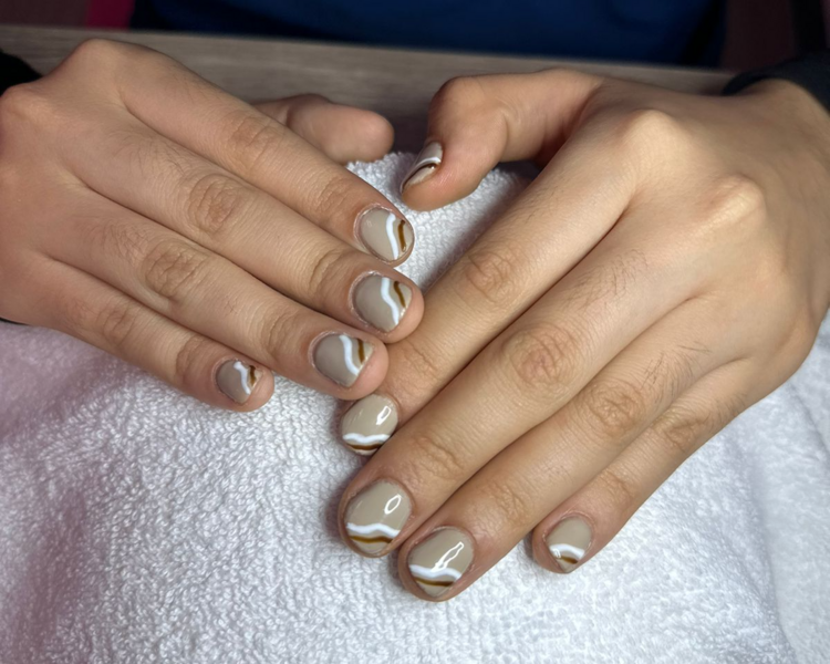 Gel en manos con diseño