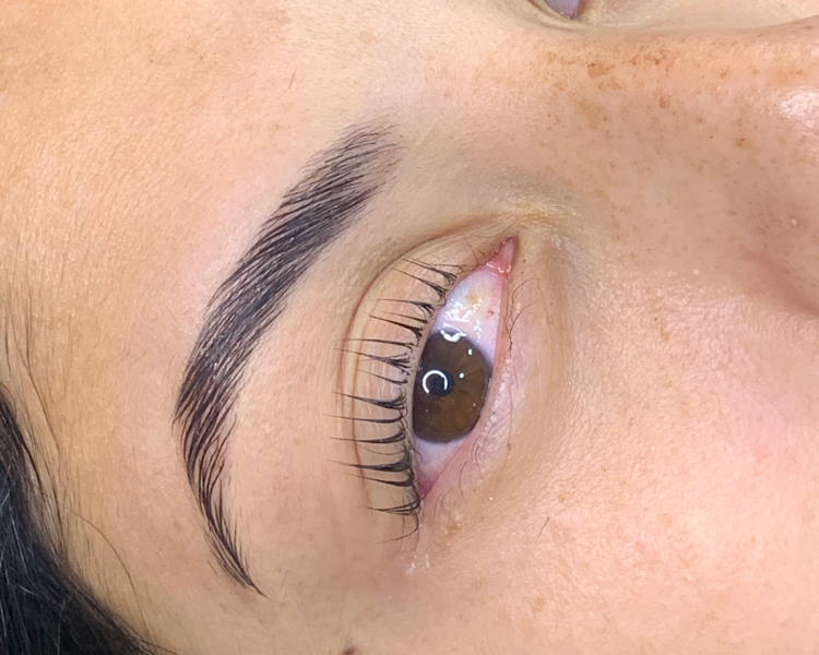 Lifting de pestañas + laminado de cejas + perfilado 