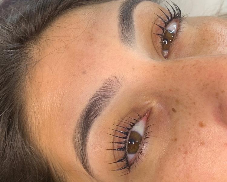 Lifting de pestañas + perfilado de cejas 