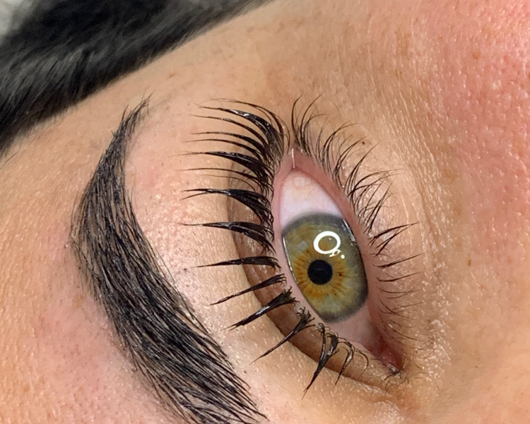 Lifting de pestañas + perfilado de cejas + henna