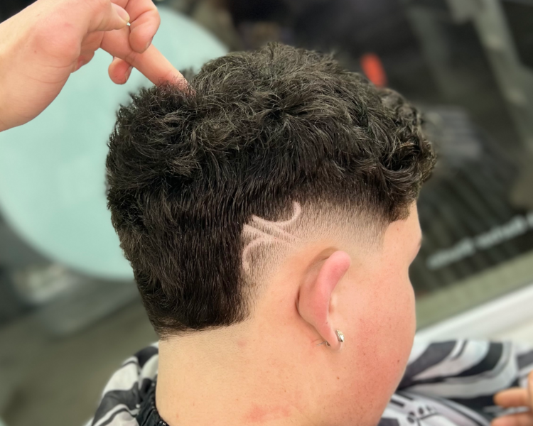 Corte de cabello + diseños craneales /o cejas