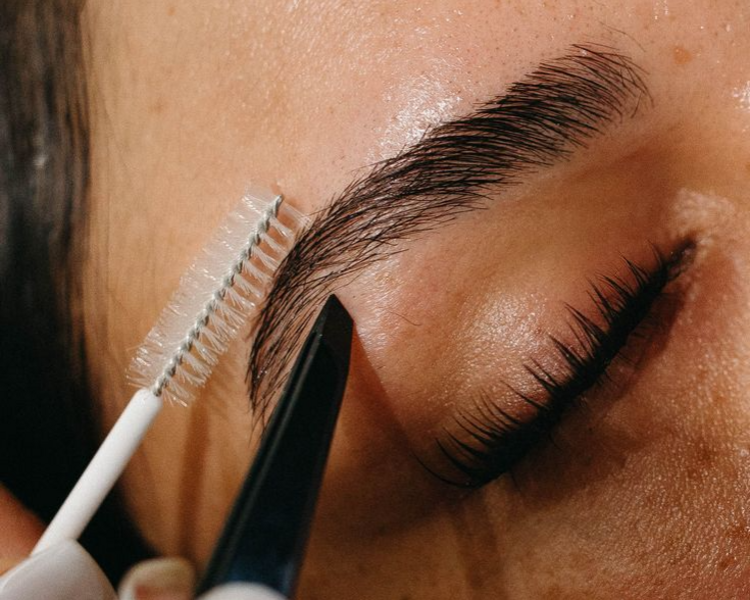 DISEÑO Y PERFILADO DE CEJAS CON PINZA 