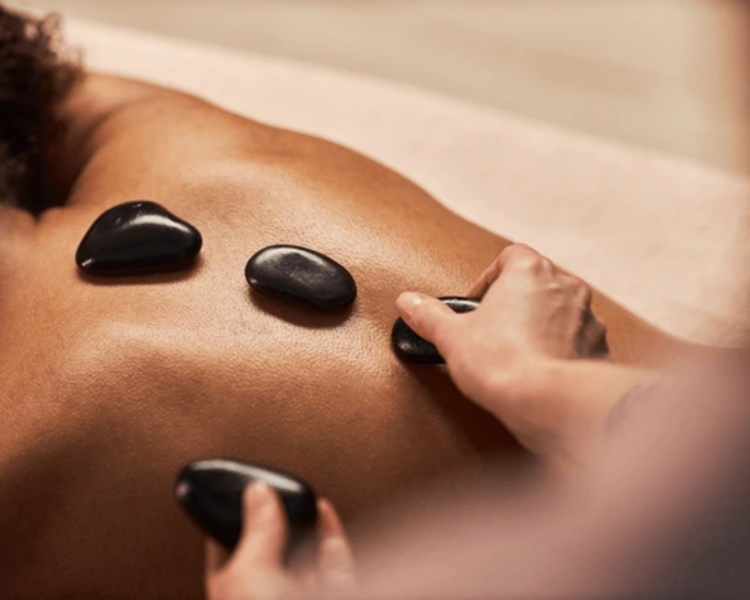 Masaje con piedras volcánicas calientes