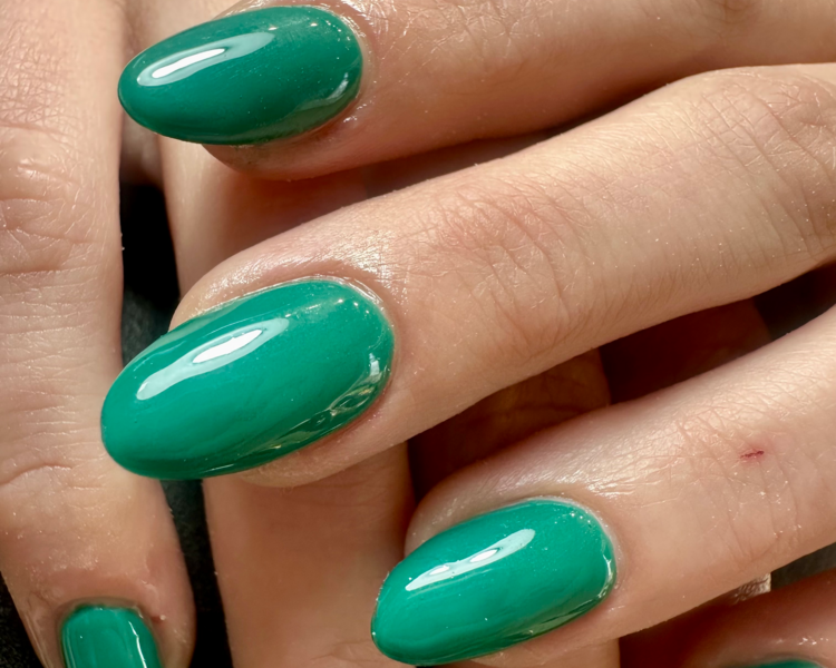 Soft gel con esmaltado semipermanente liso (incluye retiro de Cosmic) 