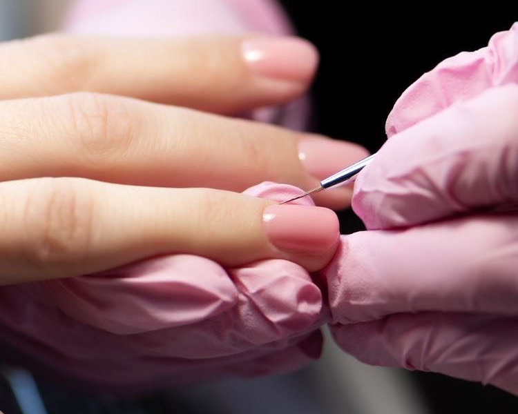 MANICURE/SOFT GEL/RUSA/NIVELACION (precio desde) Recuerda que debes consultar con tu manicurista el servicio que mas te acomode a tu necesidad, si tienes dudas contáctanos a nuestro whatsapp