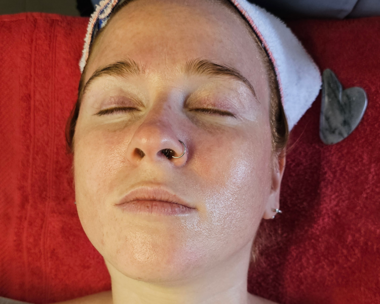 Masaje Facial con Gua Sha y Rollers 