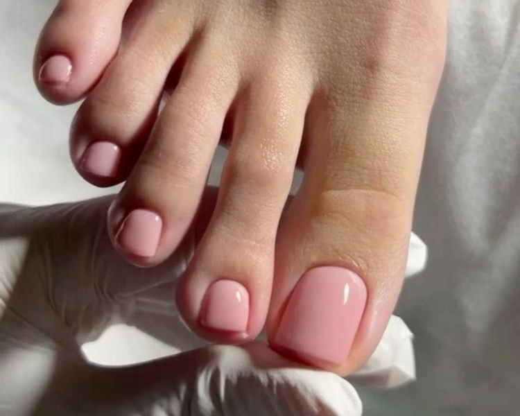 PEDICURE CON ESMALTE 