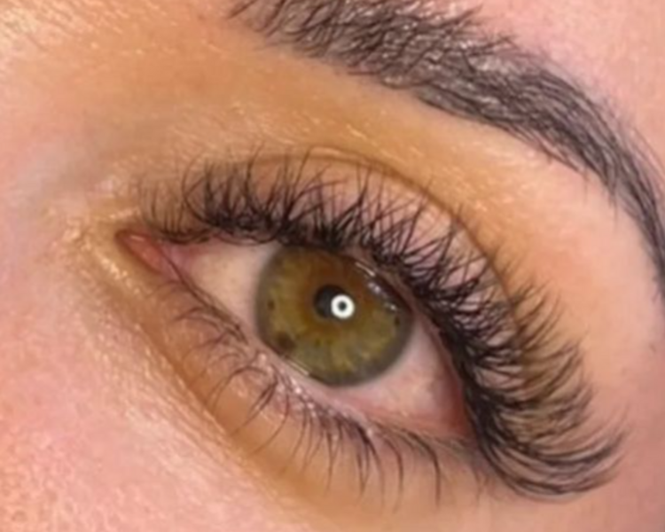 Extensiones de pestañas volumen brasilero 2D