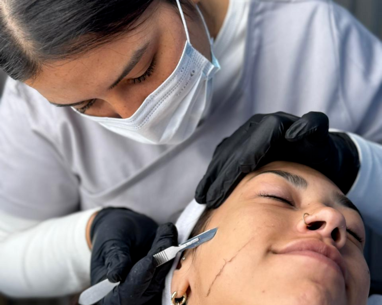 Limpieza + Dermaplaning + Hidratación 